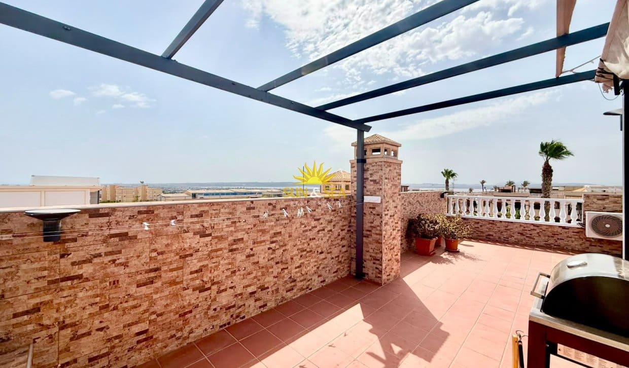 2 soveværelse Penthouse til leje i Torrevieja med swimmingpool garage - € 950 (Ref: 9970872)