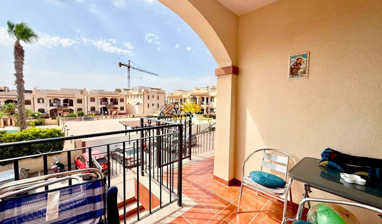 2 soveværelse Penthouse til leje i Torrevieja med swimmingpool garage - € 950 (Ref: 9970872)