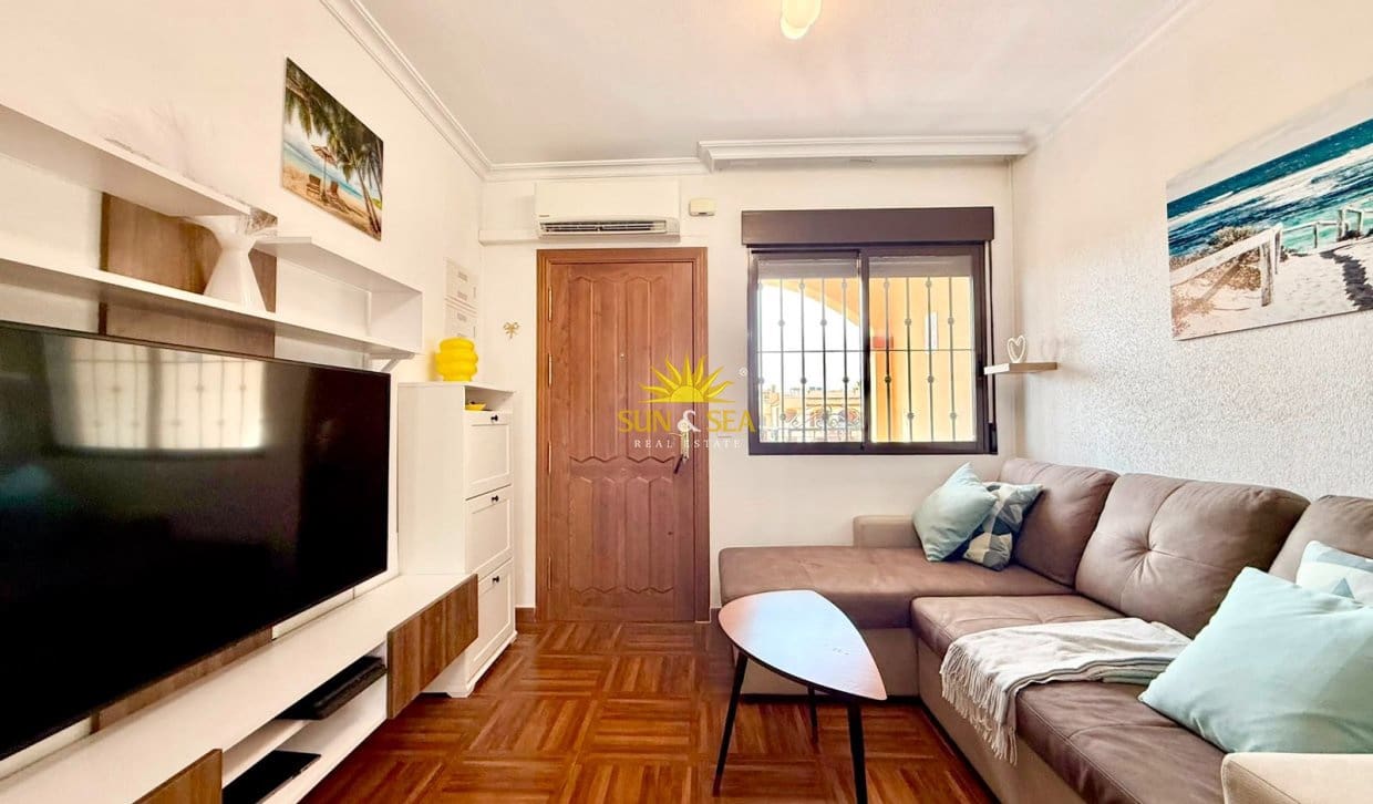 2 soveværelse Penthouse til leje i Torrevieja med swimmingpool garage - € 950 (Ref: 9970872)