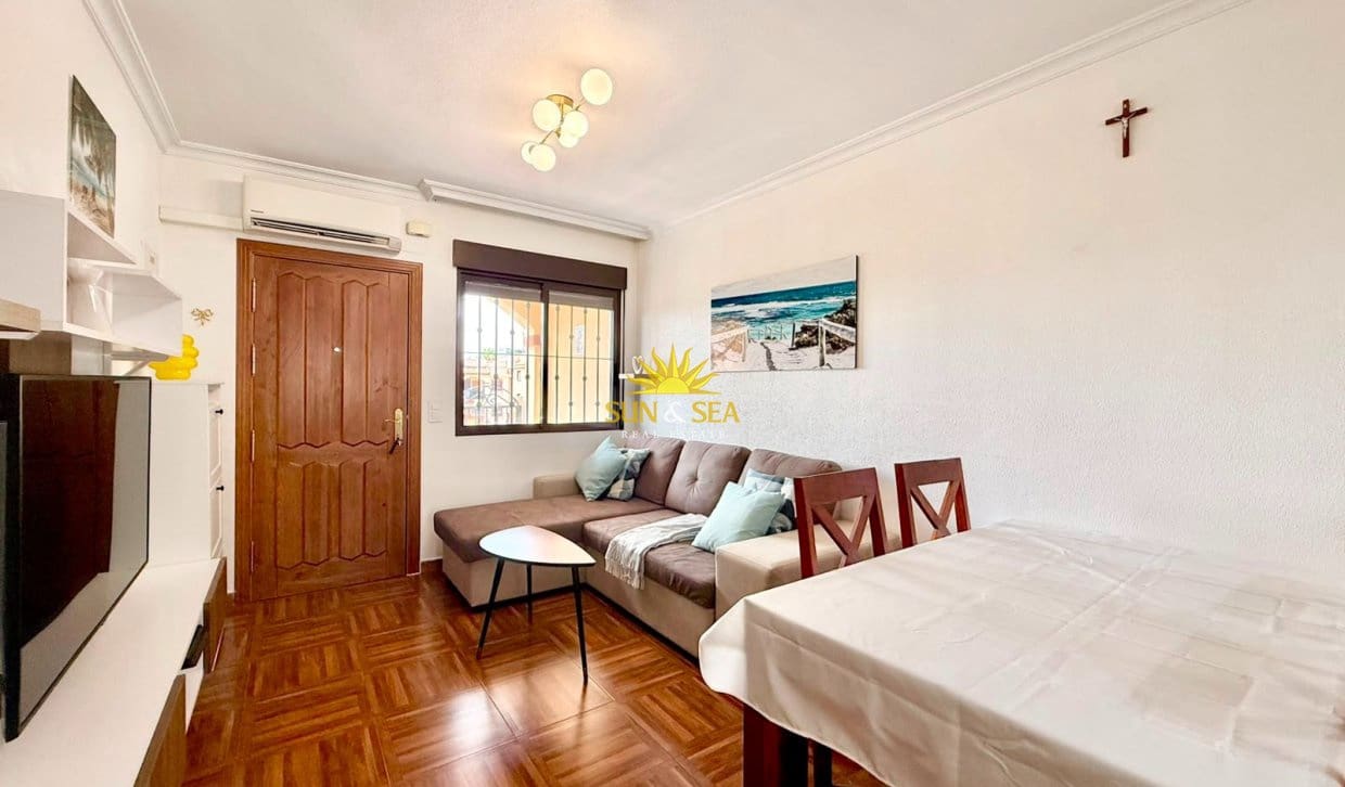 2 soveværelse Penthouse til leje i Torrevieja med swimmingpool garage - € 950 (Ref: 9970872)