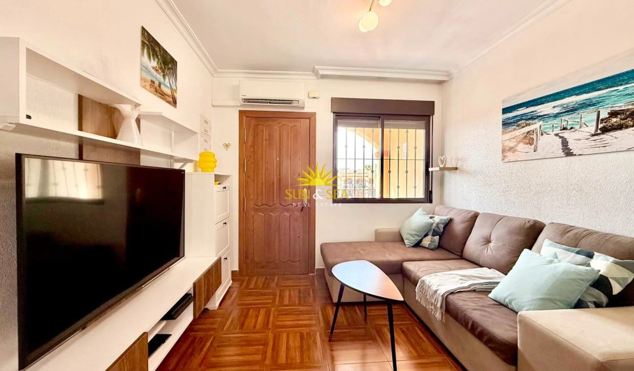 2 soveværelse Penthouse til leje i Torrevieja med swimmingpool garage - € 950 (Ref: 9970872)
