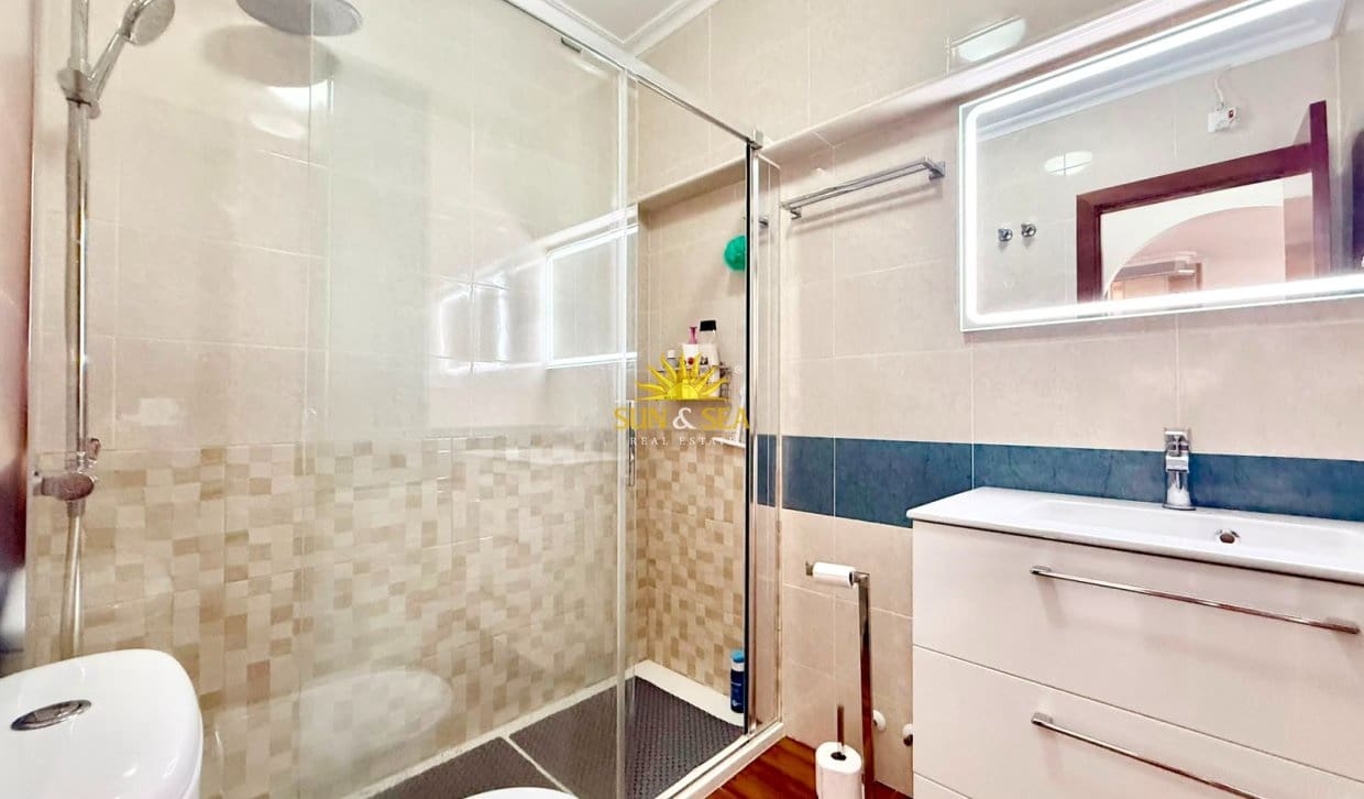 2 soveværelse Penthouse til leje i Torrevieja med swimmingpool garage - € 950 (Ref: 9970872)