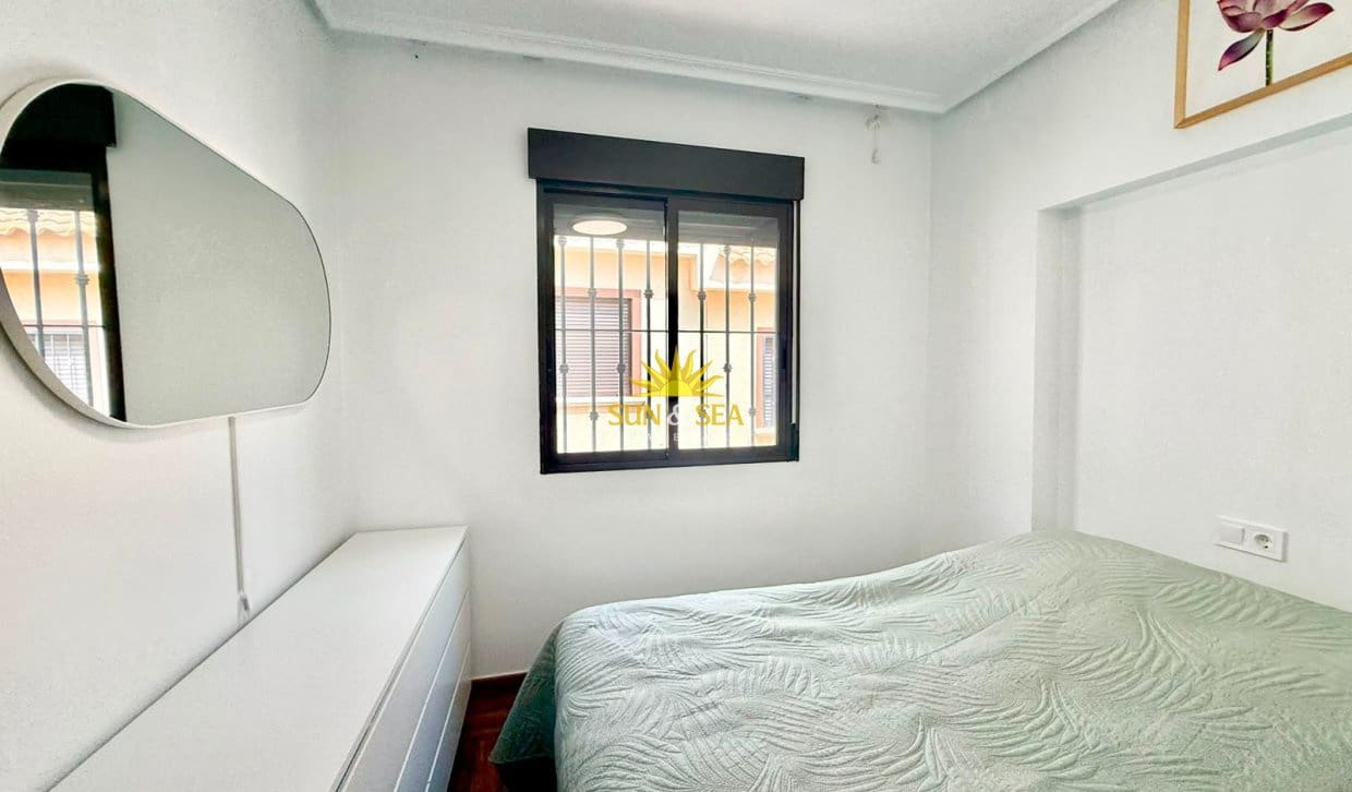 2 soveværelse Penthouse til leje i Torrevieja med swimmingpool garage - € 950 (Ref: 9970872)