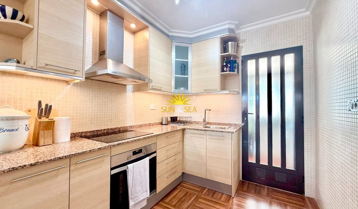 2 soveværelse Penthouse til leje i Torrevieja med swimmingpool garage - € 950 (Ref: 9970872)