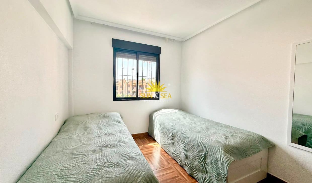 2 soveværelse Penthouse til leje i Torrevieja med swimmingpool garage - € 950 (Ref: 9970872)