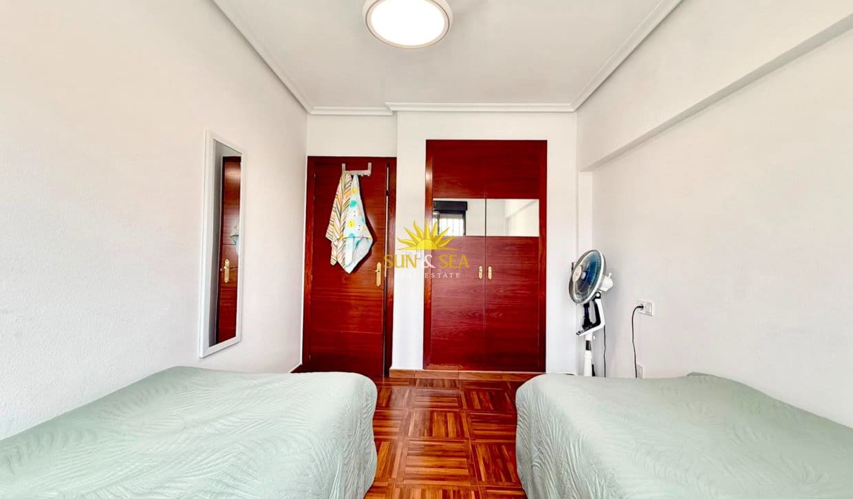 2 soveværelse Penthouse til leje i Torrevieja med swimmingpool garage - € 950 (Ref: 9970872)