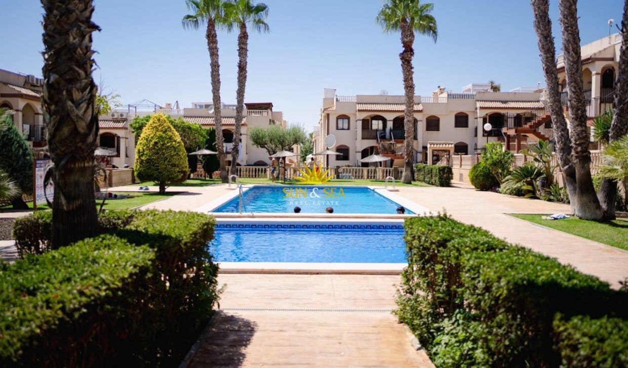 2 soveværelse Penthouse til leje i Torrevieja med swimmingpool garage - € 950 (Ref: 9970872)