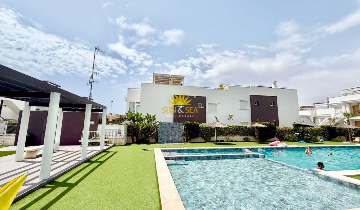 2 bedroom Townhouse for holiday rental in Torrevieja with pool - € 1,200 (Ref: 9971504)