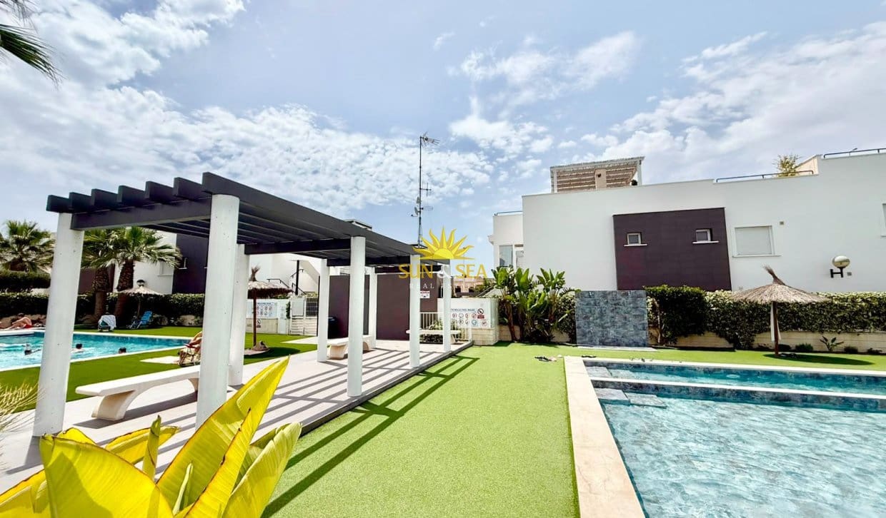2 bedroom Townhouse for holiday rental in Torrevieja with pool - € 1,200 (Ref: 9971504)