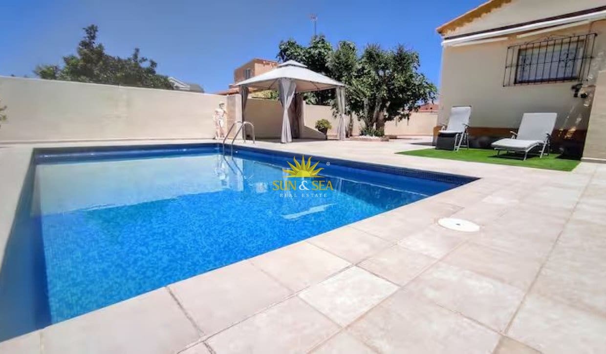 3 bedroom Villa for holiday rental in Torrevieja with pool garage - € 1,800 (Ref: 9973828)