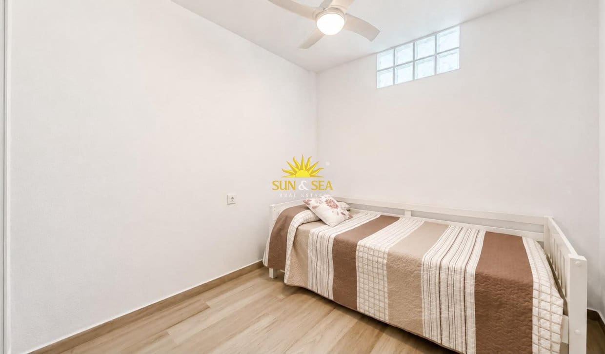 2 sovrum Lägenhet för semesterbostäder i Torrevieja med pool garage - 750 € (Ref: 9973829)