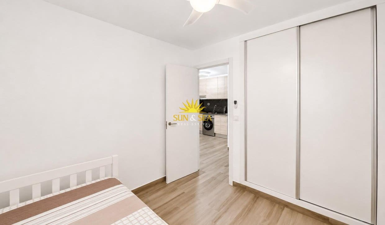2 sovrum Lägenhet för semesterbostäder i Torrevieja med pool garage - 750 € (Ref: 9973829)