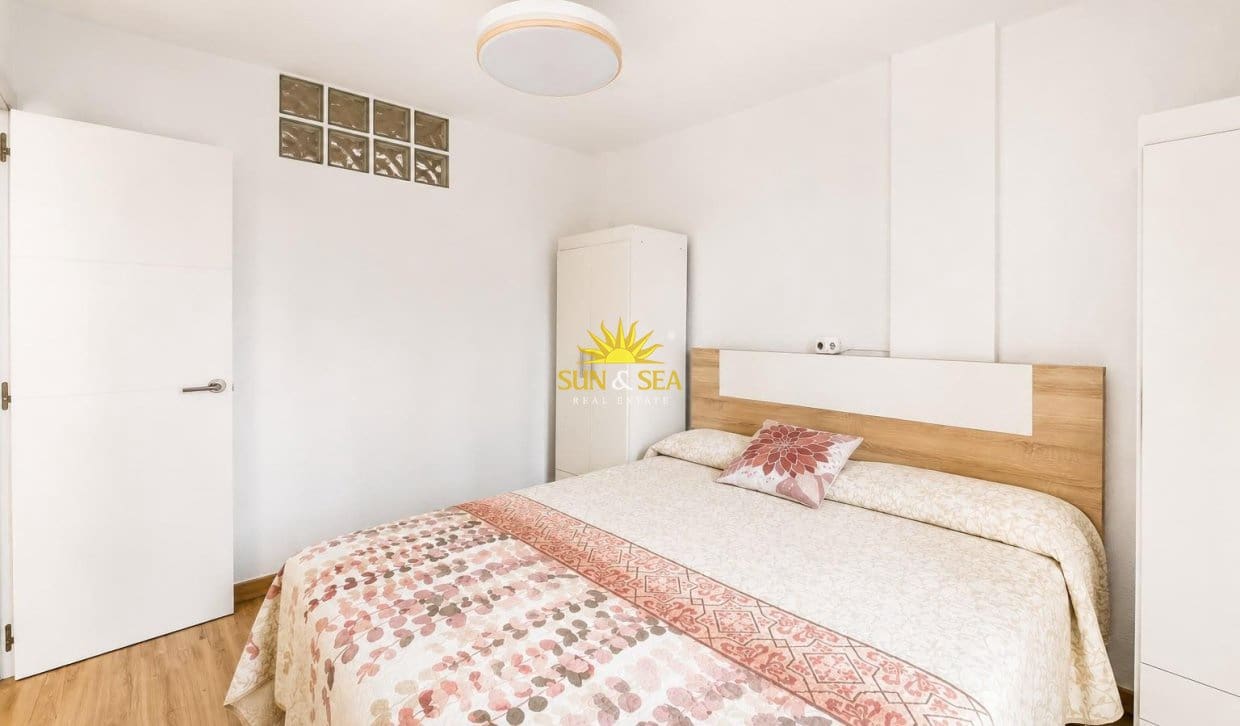 2 sovrum Lägenhet för semesterbostäder i Torrevieja med pool garage - 750 € (Ref: 9973829)