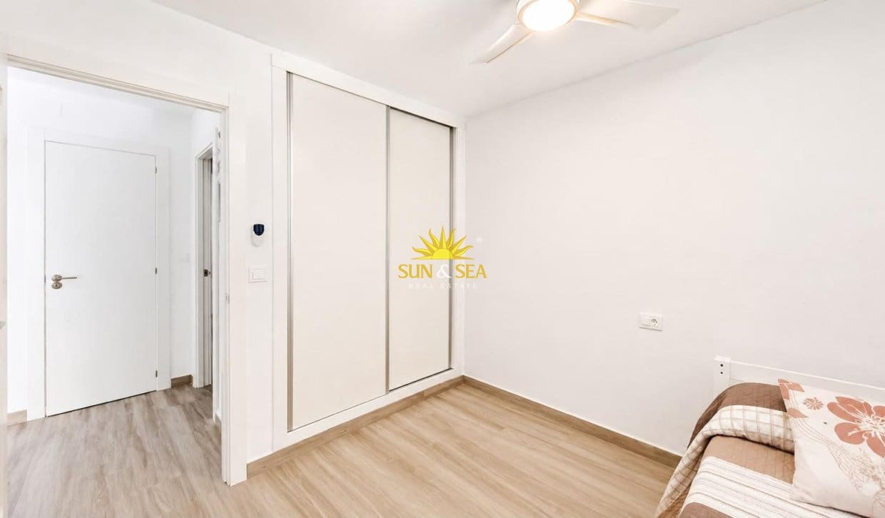 2 sovrum Lägenhet för semesterbostäder i Torrevieja med pool garage - 750 € (Ref: 9973829)