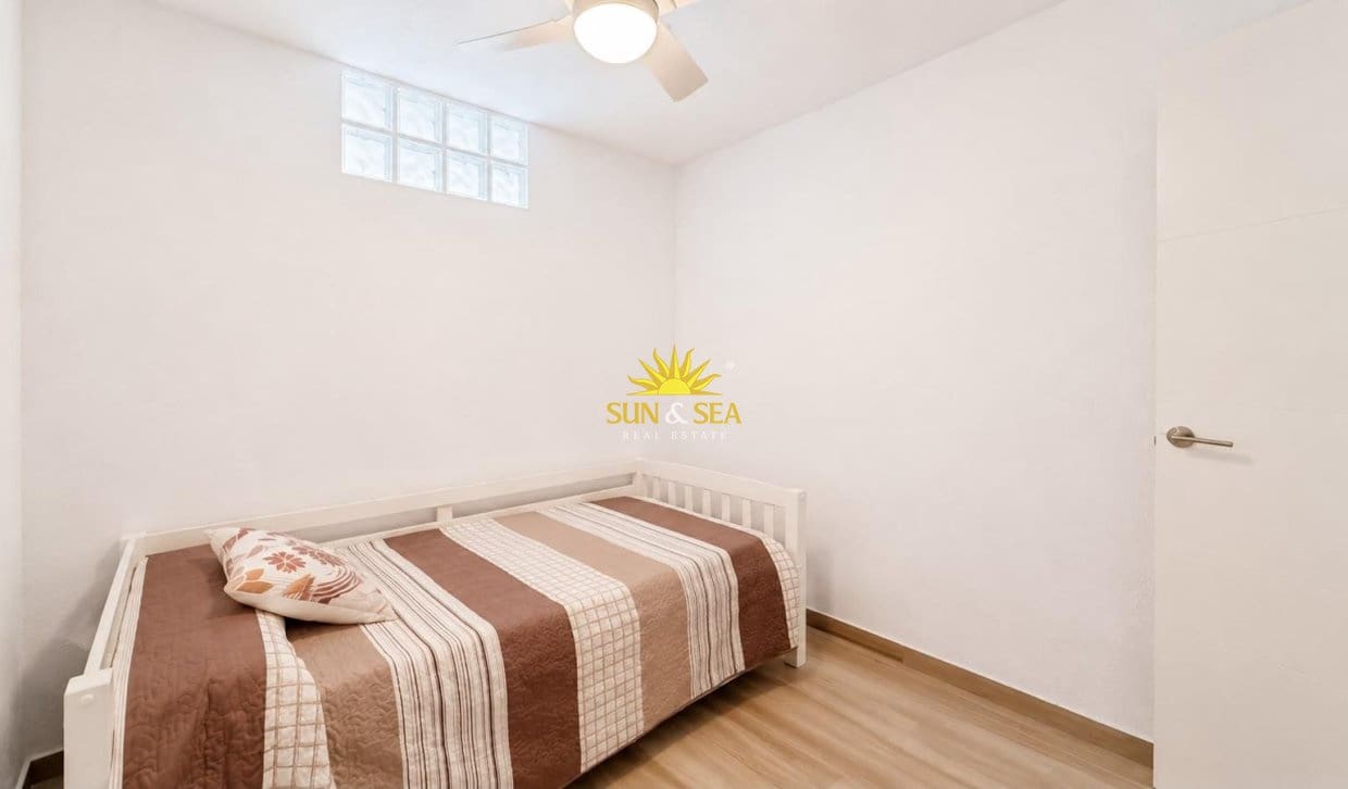 2 sovrum Lägenhet för semesterbostäder i Torrevieja med pool garage - 750 € (Ref: 9973829)