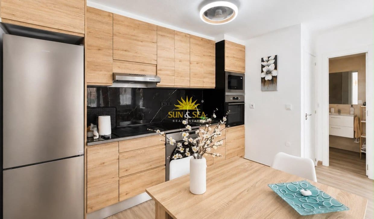 2 sovrum Lägenhet för semesterbostäder i Torrevieja med pool garage - 750 € (Ref: 9973829)