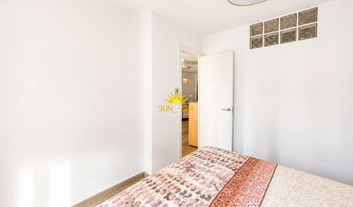 2 sovrum Lägenhet för semesterbostäder i Torrevieja med pool garage - 750 € (Ref: 9973829)
