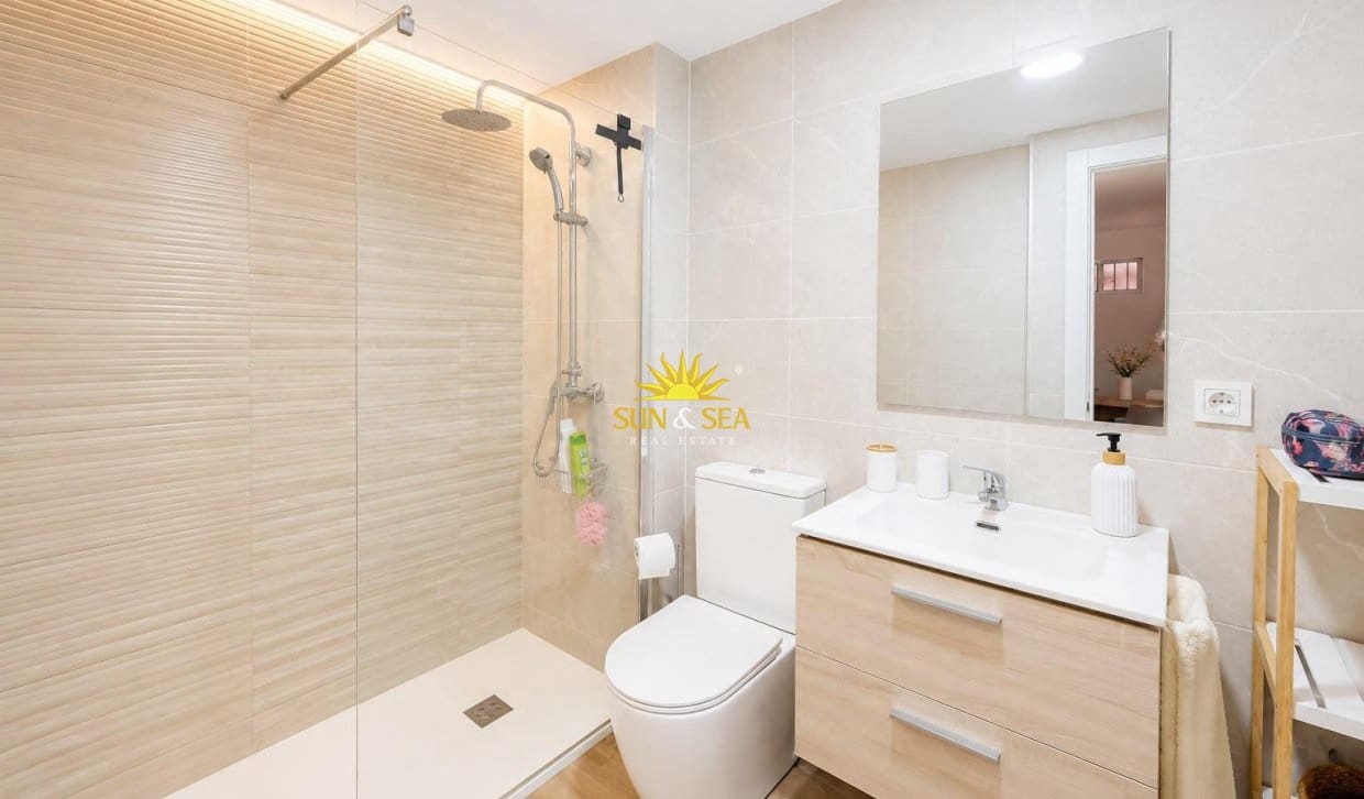 2 sovrum Lägenhet för semesterbostäder i Torrevieja med pool garage - 750 € (Ref: 9973829)