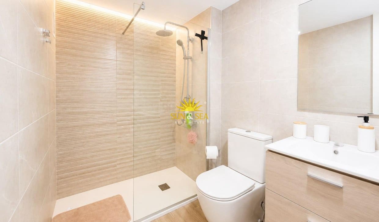 2 sovrum Lägenhet för semesterbostäder i Torrevieja med pool garage - 750 € (Ref: 9973829)