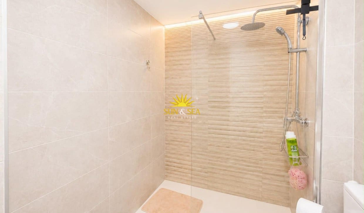 2 sovrum Lägenhet för semesterbostäder i Torrevieja med pool garage - 750 € (Ref: 9973829)