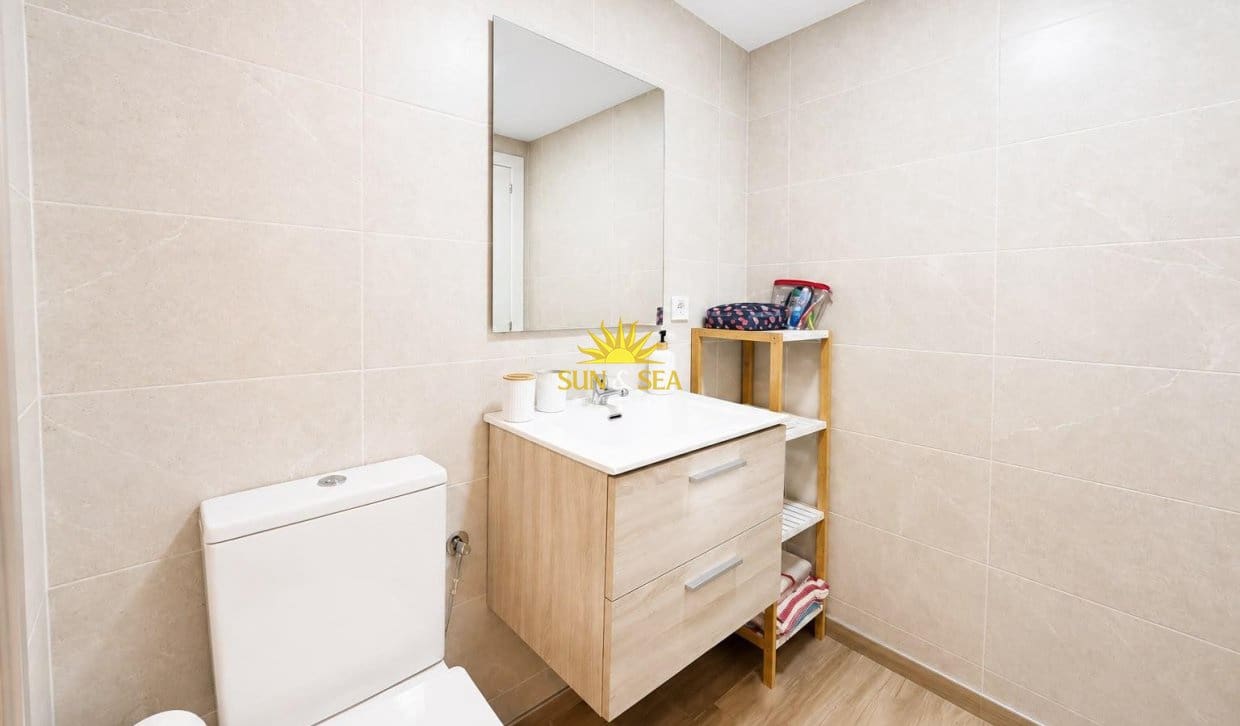 2 sovrum Lägenhet för semesterbostäder i Torrevieja med pool garage - 750 € (Ref: 9973829)