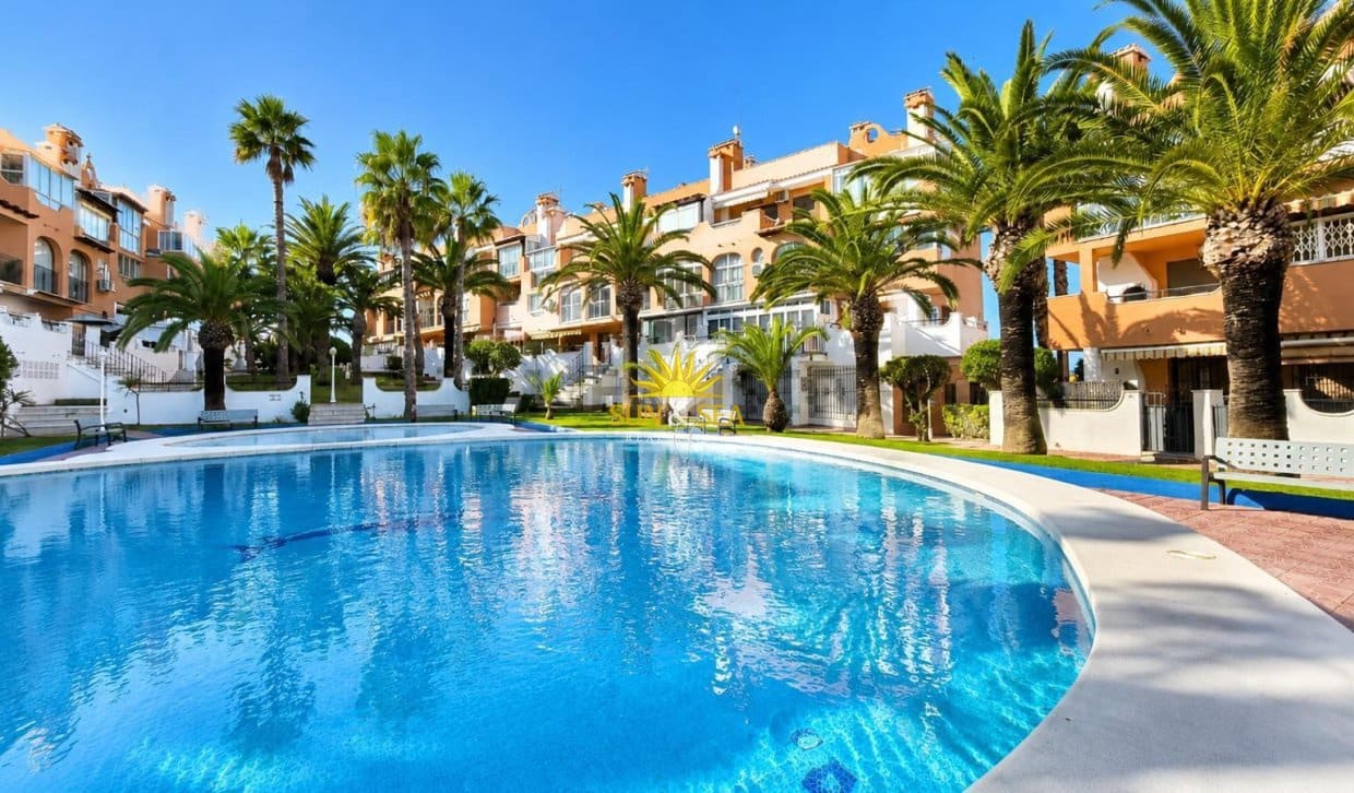 2 sovrum Lägenhet för semesterbostäder i Torrevieja med pool garage - 750 € (Ref: 9973829)
