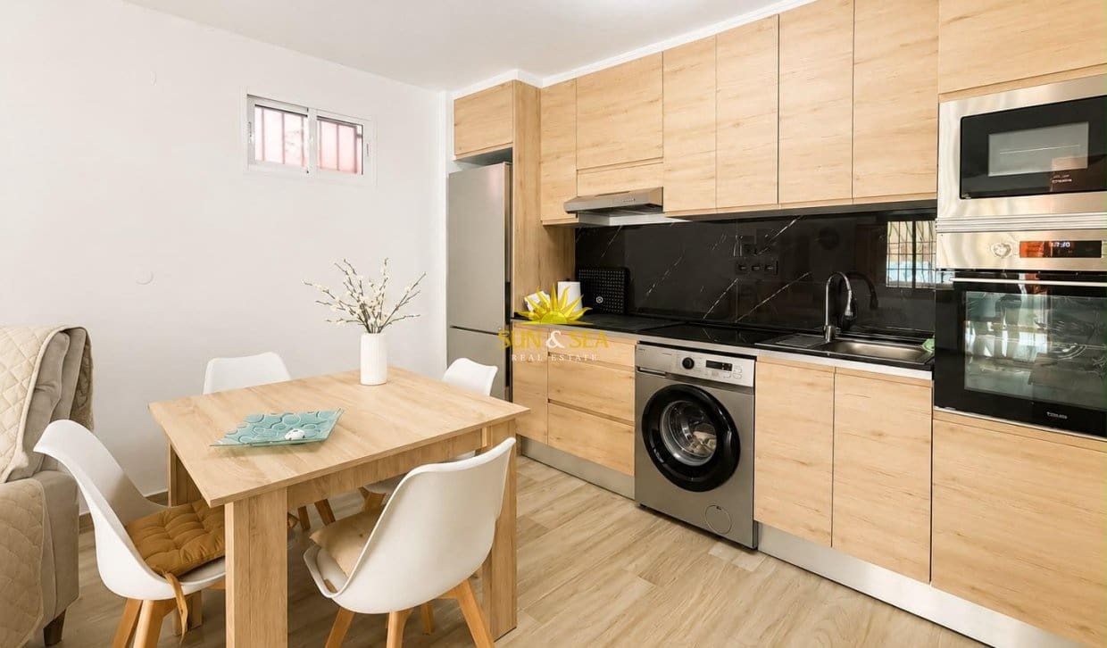 2 sovrum Lägenhet för semesterbostäder i Torrevieja med pool garage - 750 € (Ref: 9973829)
