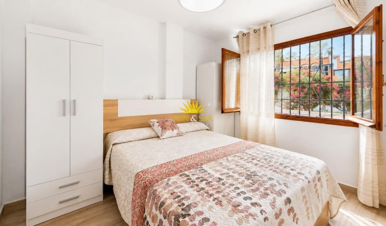 2 sovrum Lägenhet för semesterbostäder i Torrevieja med pool garage - 750 € (Ref: 9973829)