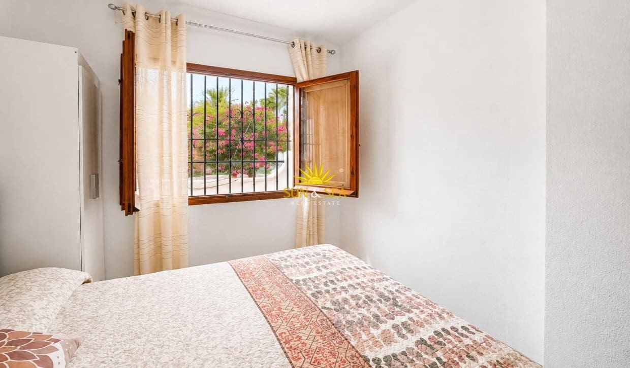 2 sovrum Lägenhet för semesterbostäder i Torrevieja med pool garage - 750 € (Ref: 9973829)