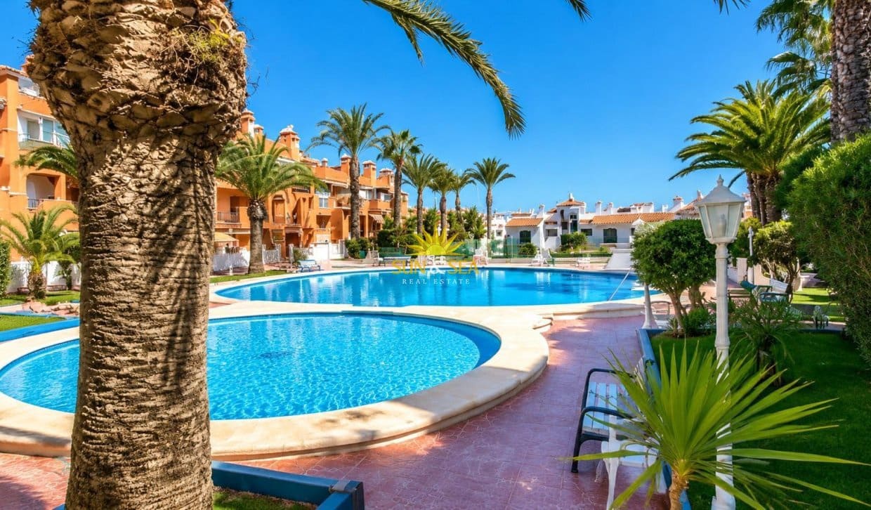 2 sovrum Lägenhet för semesterbostäder i Torrevieja med pool garage - 750 € (Ref: 9973829)
