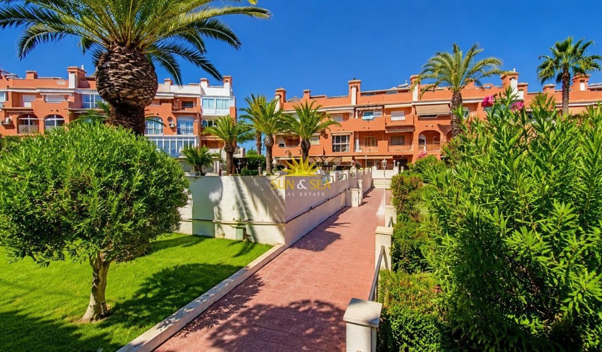 2 sovrum Lägenhet för semesterbostäder i Torrevieja med pool garage - 750 € (Ref: 9973829)