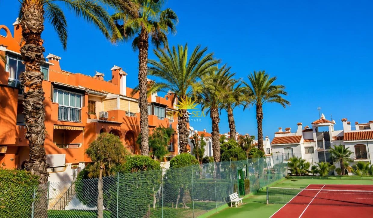2 sovrum Lägenhet för semesterbostäder i Torrevieja med pool garage - 750 € (Ref: 9973829)