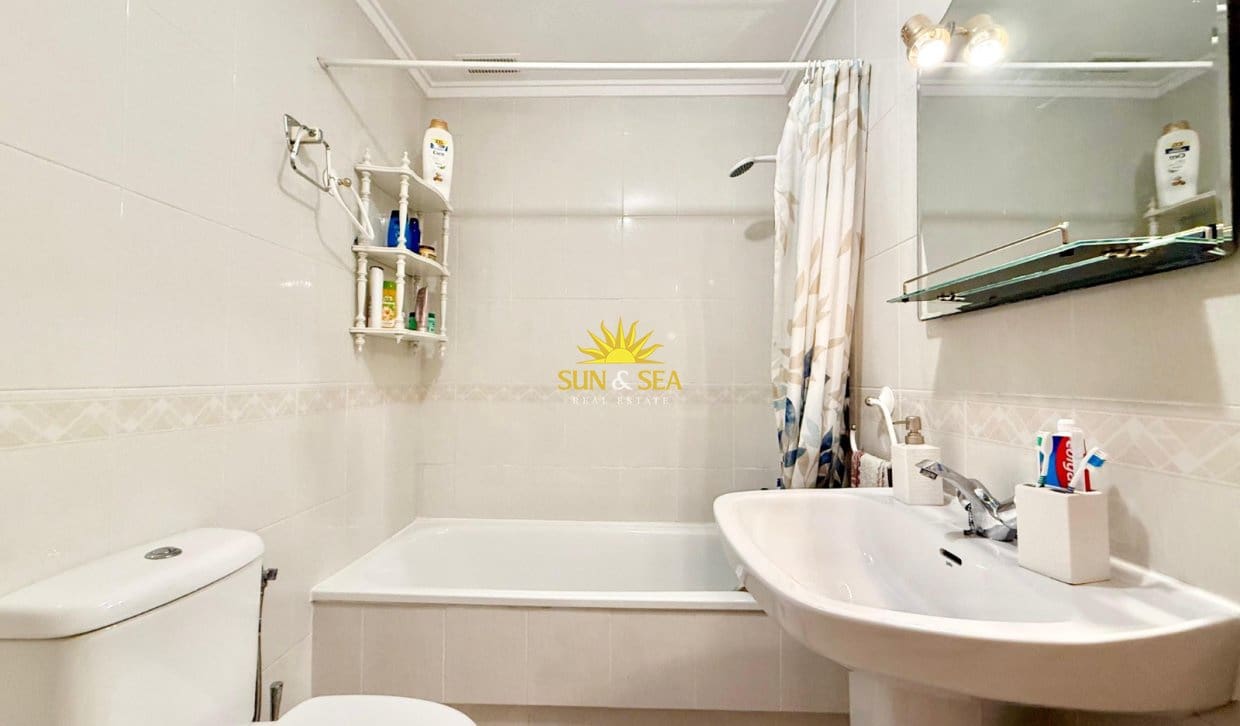 1 soveværelse Lejlighed til leje i Torrevieja - € 800 (Ref: 9976419)