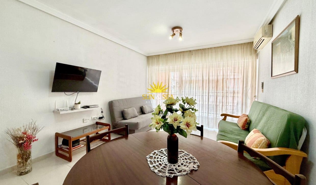1 soveværelse Lejlighed til leje i Torrevieja - € 800 (Ref: 9976419)