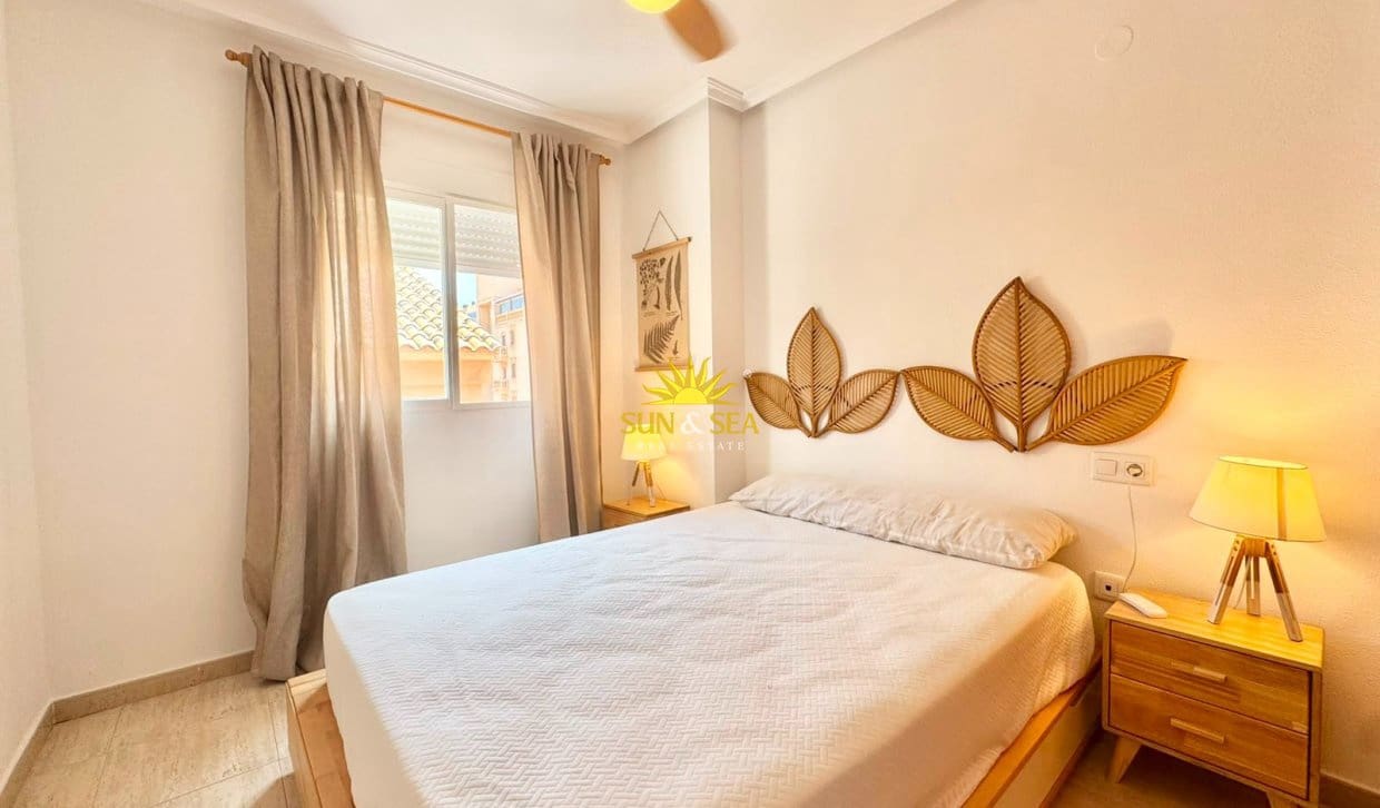Appartement de 3 chambres à louer à Guardamar del Segura avec piscine - 800 € (Ref: 9976420)