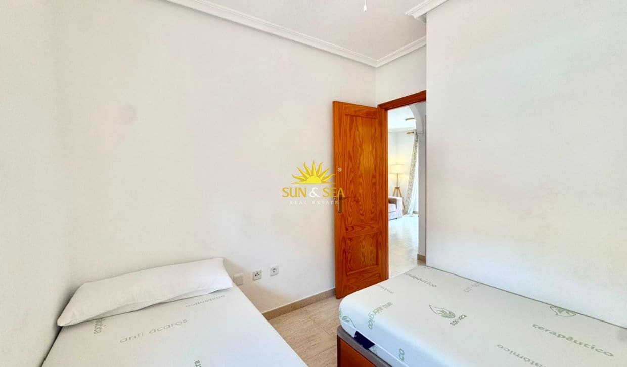 Appartement de 3 chambres à louer à Guardamar del Segura avec piscine - 800 € (Ref: 9976420)