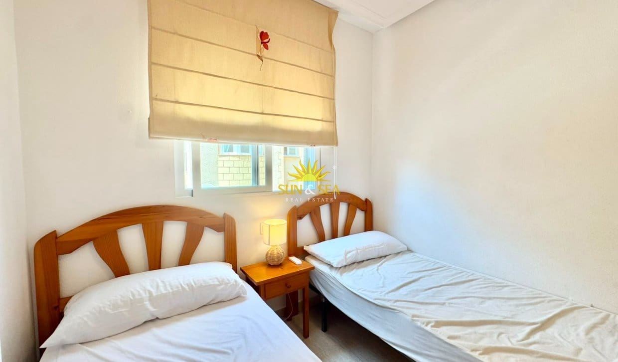 Appartement de 3 chambres à louer à Guardamar del Segura avec piscine - 800 € (Ref: 9976420)