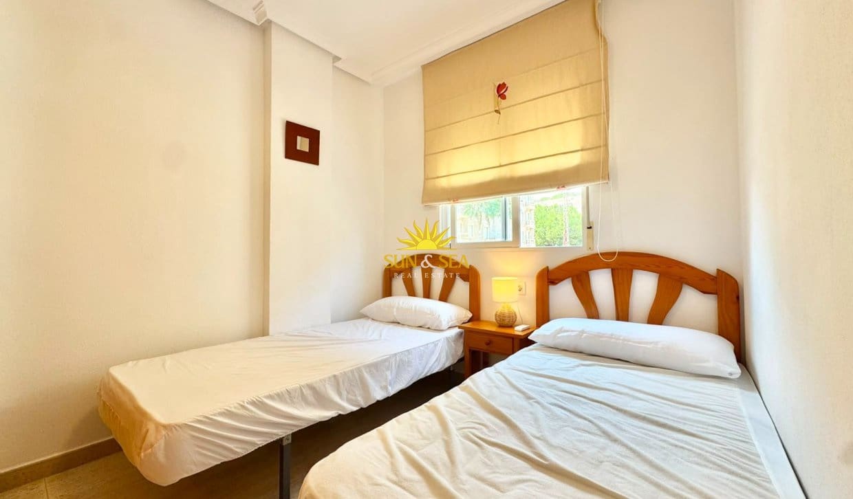 Appartement de 3 chambres à louer à Guardamar del Segura avec piscine - 800 € (Ref: 9976420)