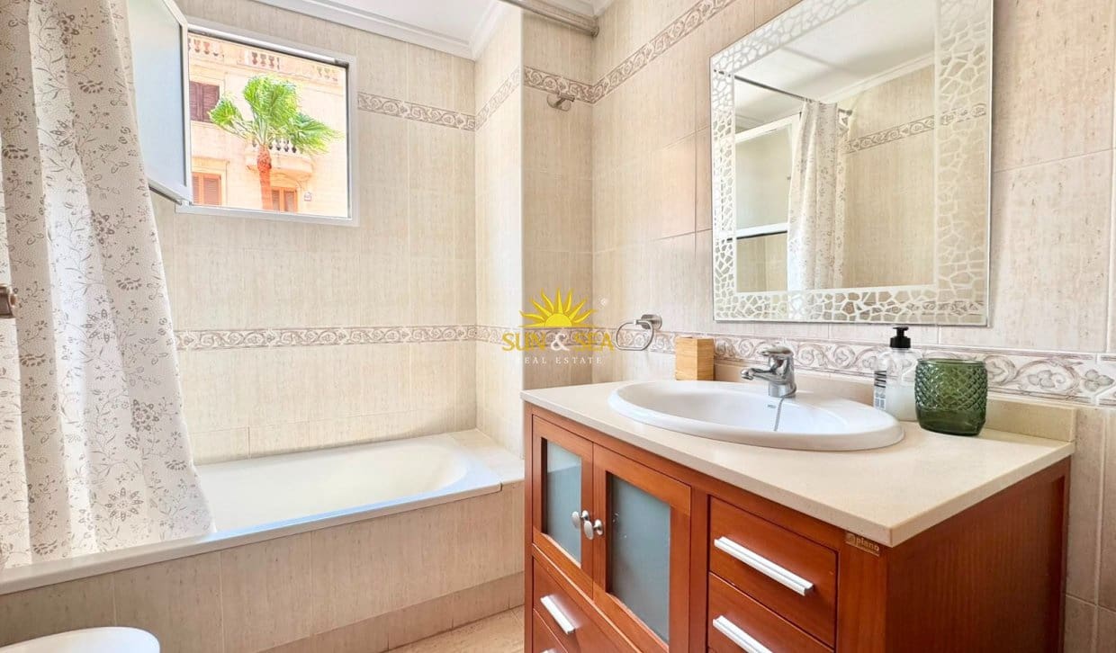 Appartement de 3 chambres à louer à Guardamar del Segura avec piscine - 800 € (Ref: 9976420)