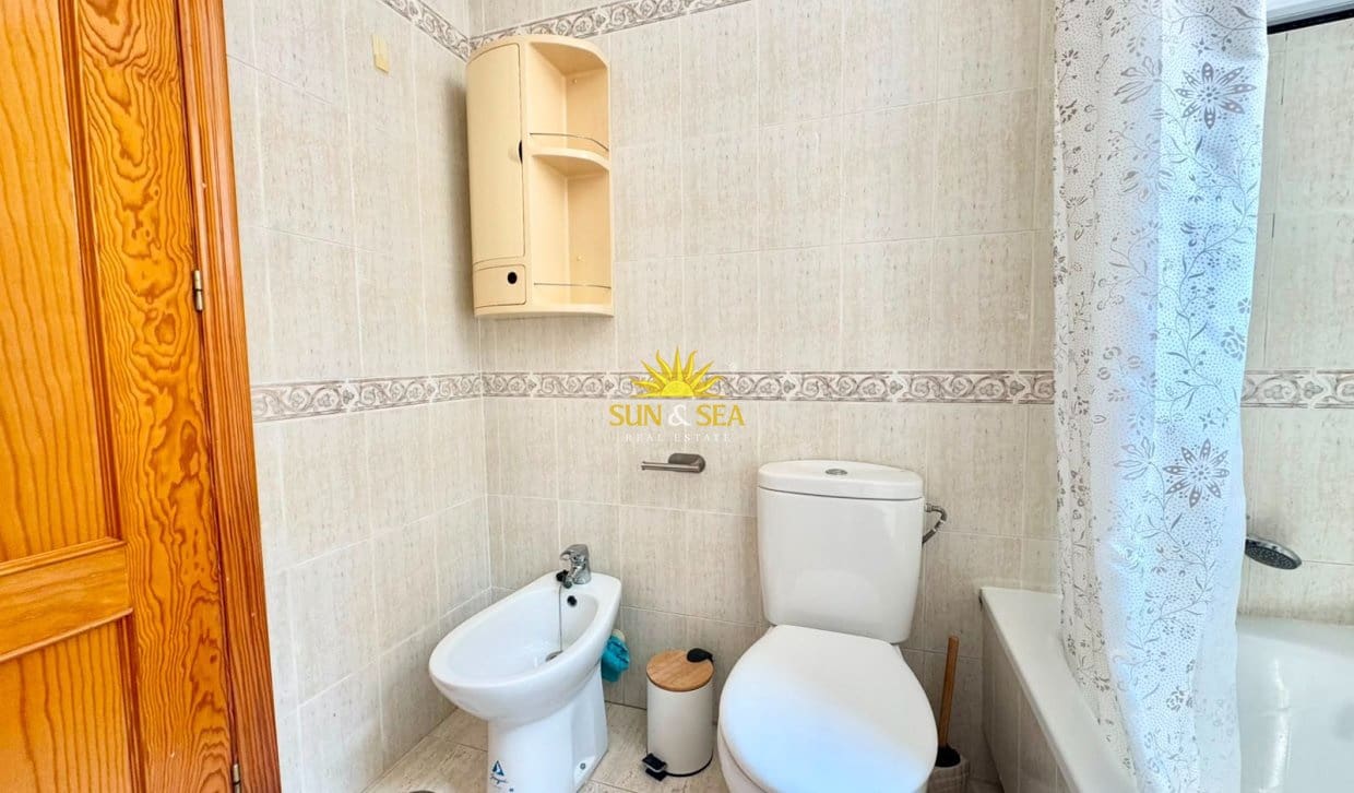 Appartement de 3 chambres à louer à Guardamar del Segura avec piscine - 800 € (Ref: 9976420)