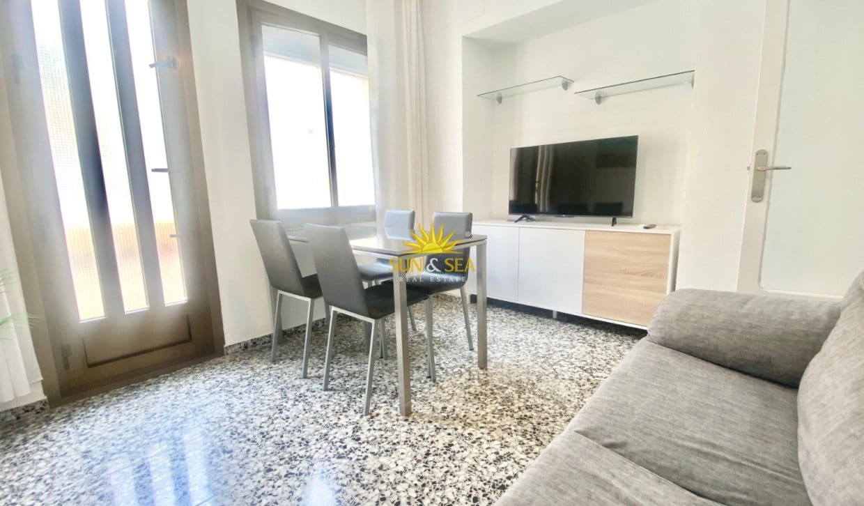 3 bedroom Apartment for rent in Alicante / Alacant city with garage - € 900 (Ref: 9977759)