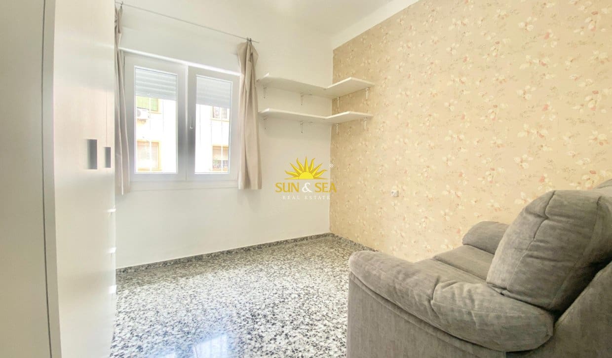 3 bedroom Apartment for rent in Alicante / Alacant city with garage - € 900 (Ref: 9977759)