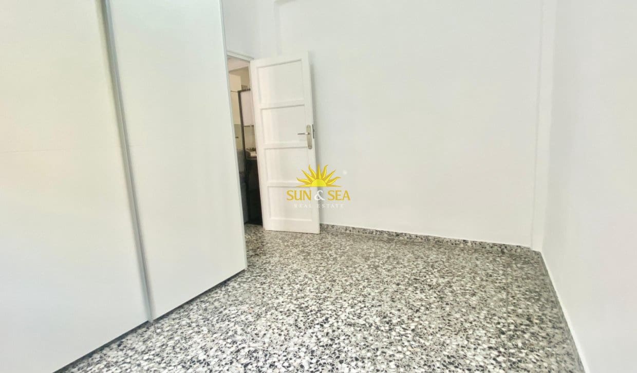 3 bedroom Apartment for rent in Alicante / Alacant city with garage - € 900 (Ref: 9977759)