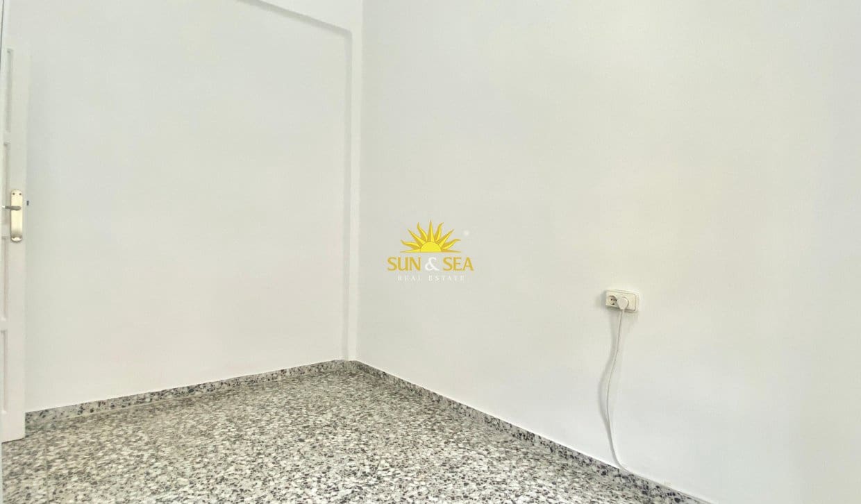 3 bedroom Apartment for rent in Alicante / Alacant city with garage - € 900 (Ref: 9977759)