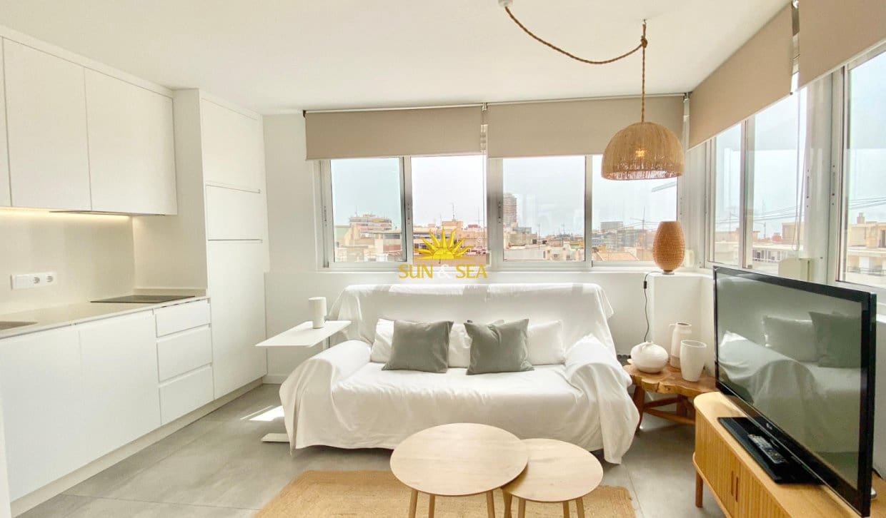 Penthouse de 1 chambre de location de vacances à Alicante ville - 1 300 € (Ref: 9977760)