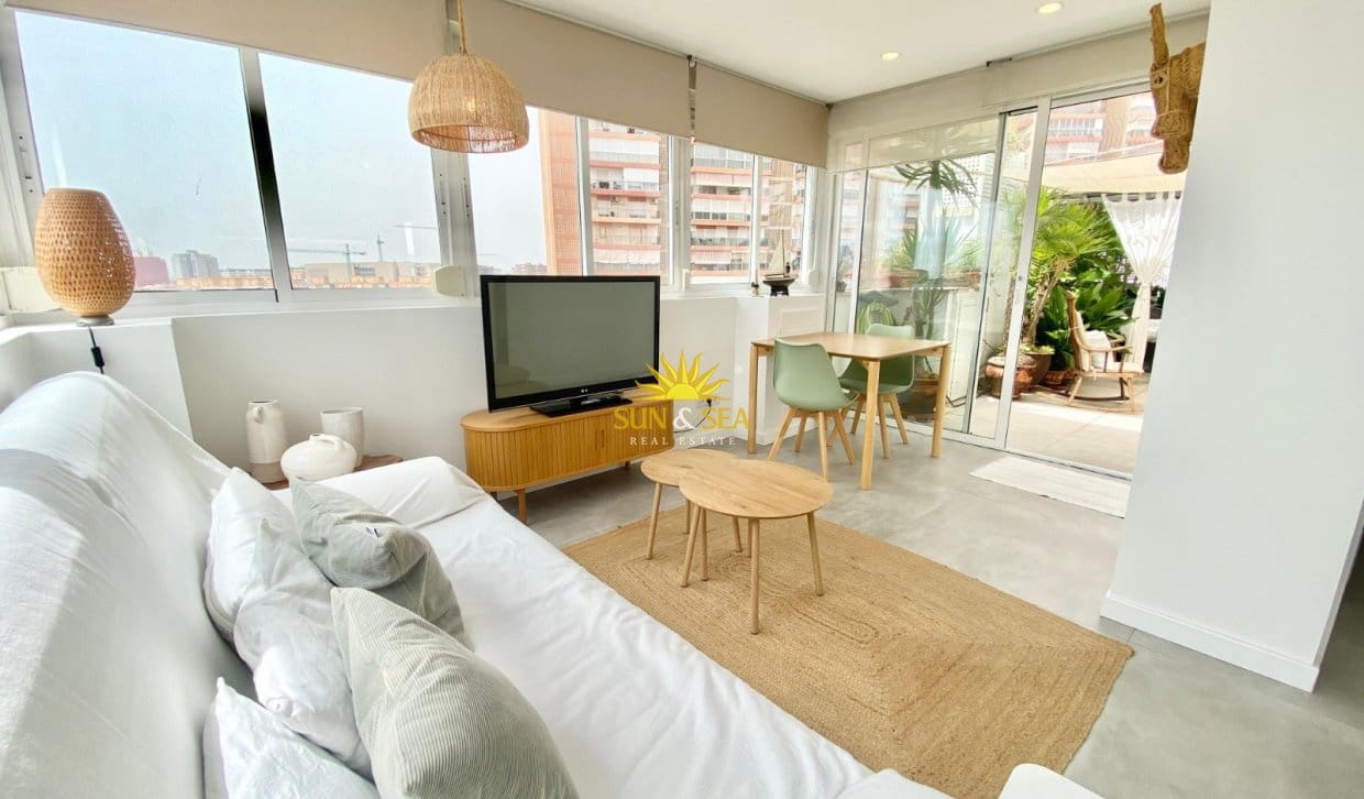 Penthouse de 1 chambre de location de vacances à Alicante ville - 1 300 € (Ref: 9977760)
