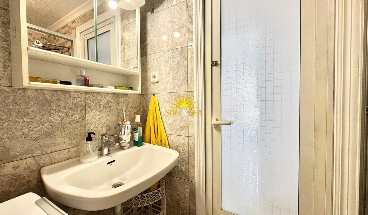 2 soveværelse Lejlighed til leje i Torrevieja med garage - € 800 (Ref: 9978032)