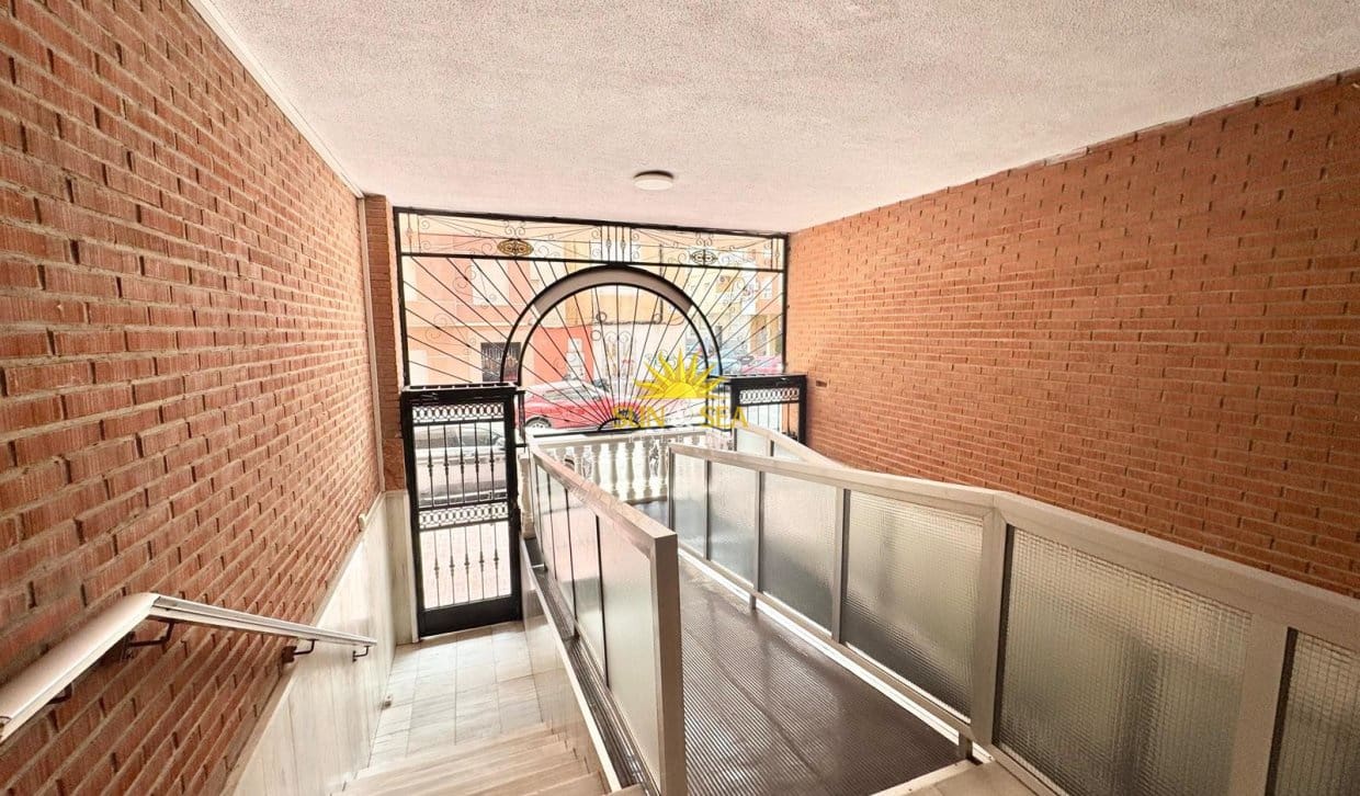 2 soveværelse Lejlighed til leje i Torrevieja med garage - € 800 (Ref: 9978032)
