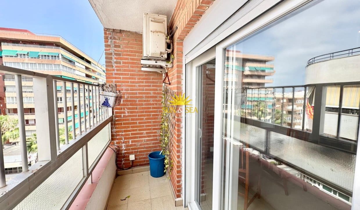 2 soveværelse Lejlighed til leje i Torrevieja med garage - € 800 (Ref: 9978032)