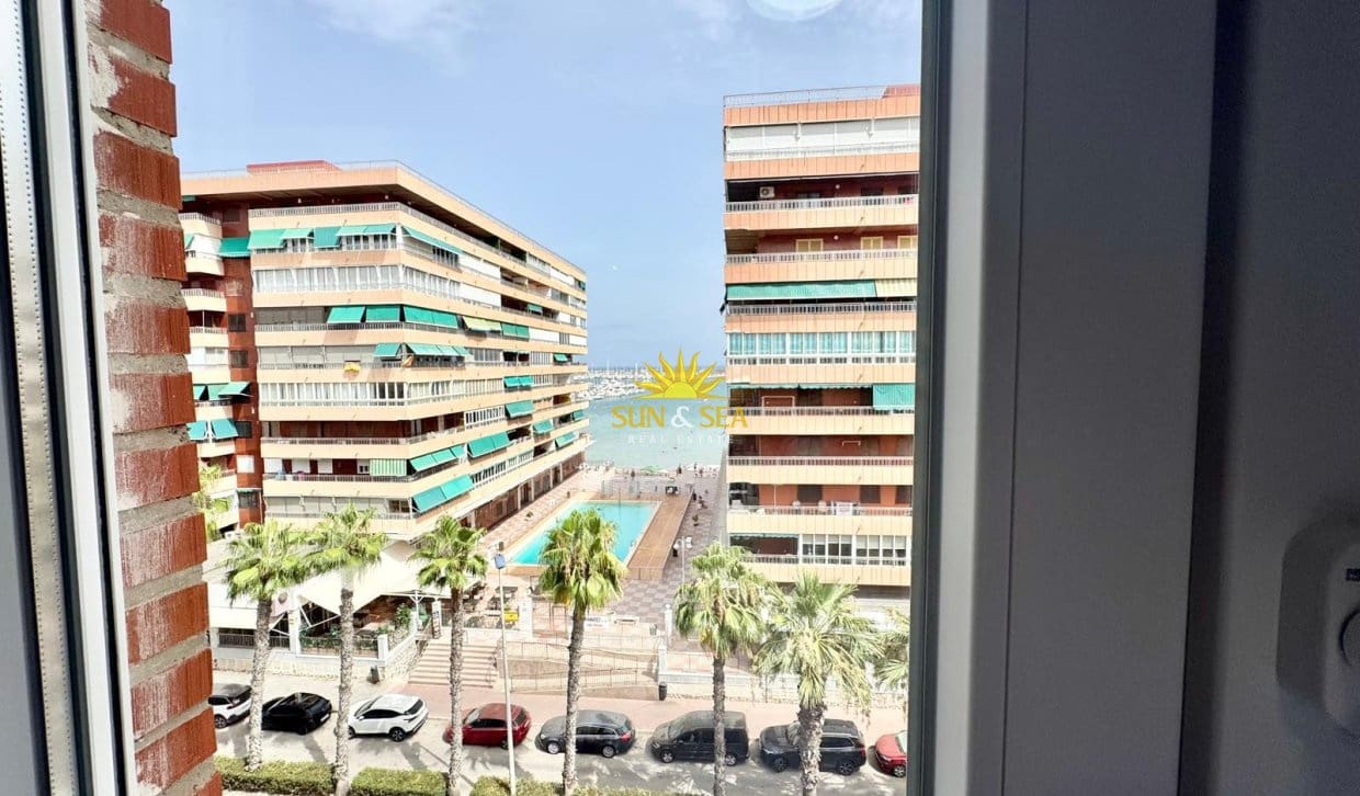 2 soveværelse Lejlighed til leje i Torrevieja med garage - € 800 (Ref: 9978032)